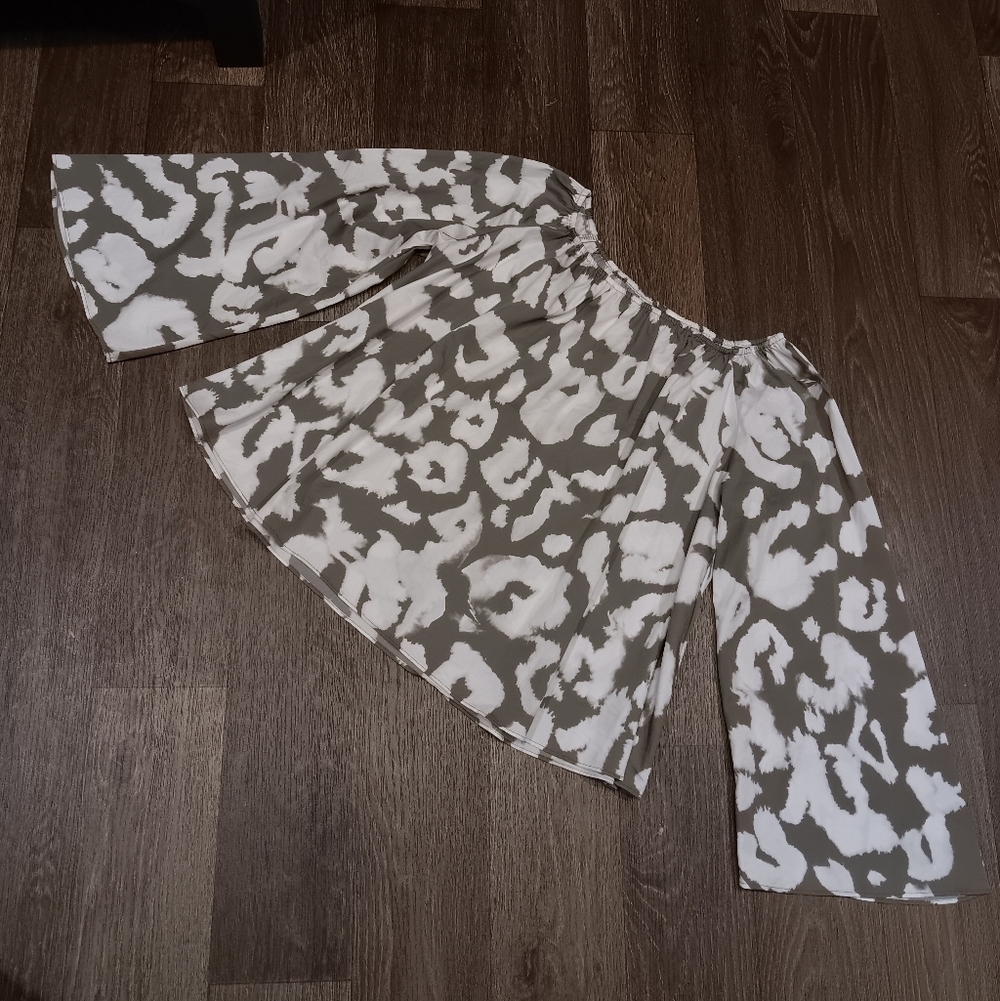 Elizabeth and James Olive and White Blouse Sz Xs